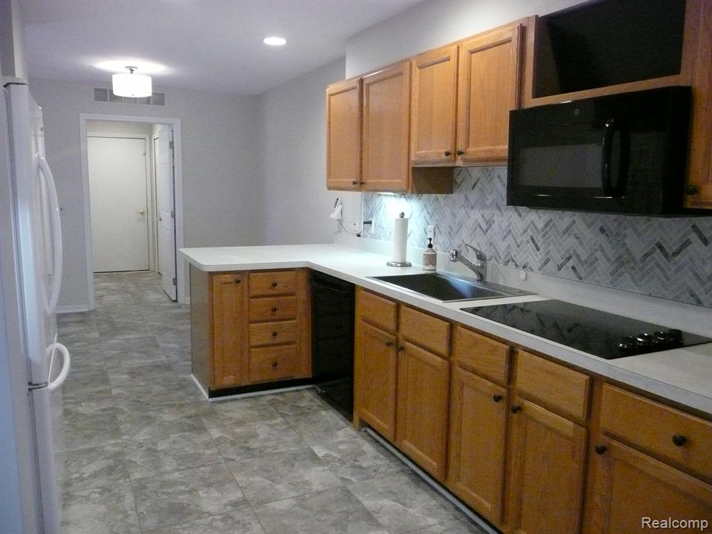 21372 MULBERRY Court, Farmington Hills, MI 48336 — Photo 4
