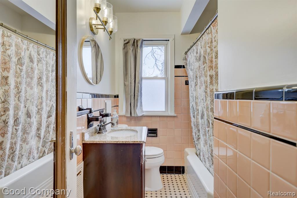 8460 Kenberton Drive, Oak Park, MI 48237 — Photo 23