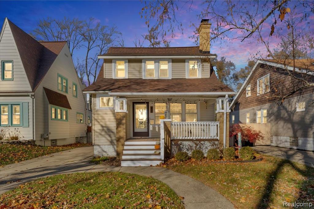 724 W Cambourne Street, Fenton, MI 48220 — front exterior