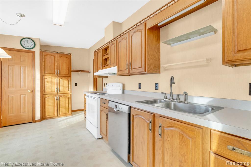 3211 Keewahdin #124, Fort Gratiot, MI 48059 — Photo 11