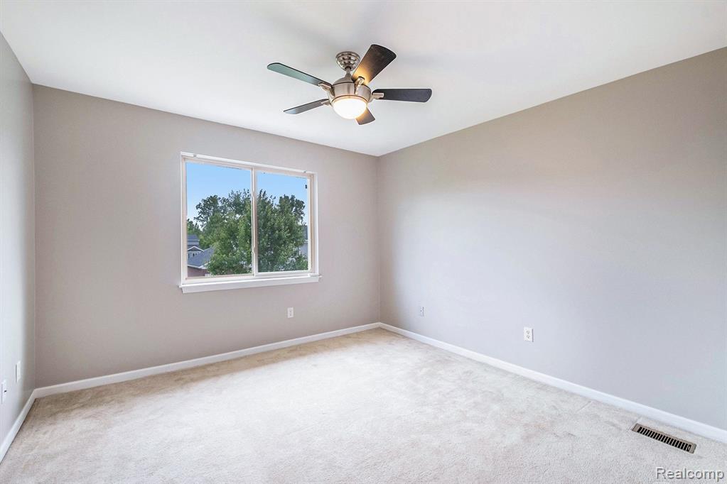 724 Pinecreek Drive, Fenton, MI 48430 — Photo 17