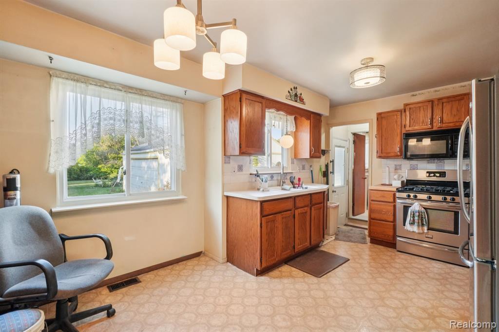 683 Clara Avenue, Pontiac, MI 48340 — Photo 5