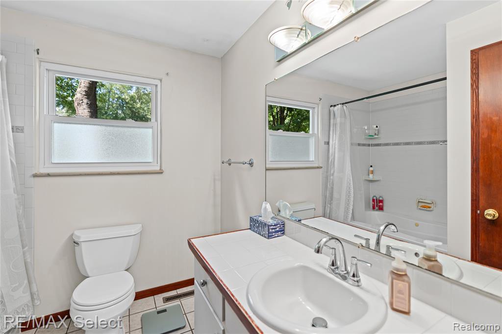 5368 Dunbar Drive, Grand Blanc, MI 48439 — Photo 17