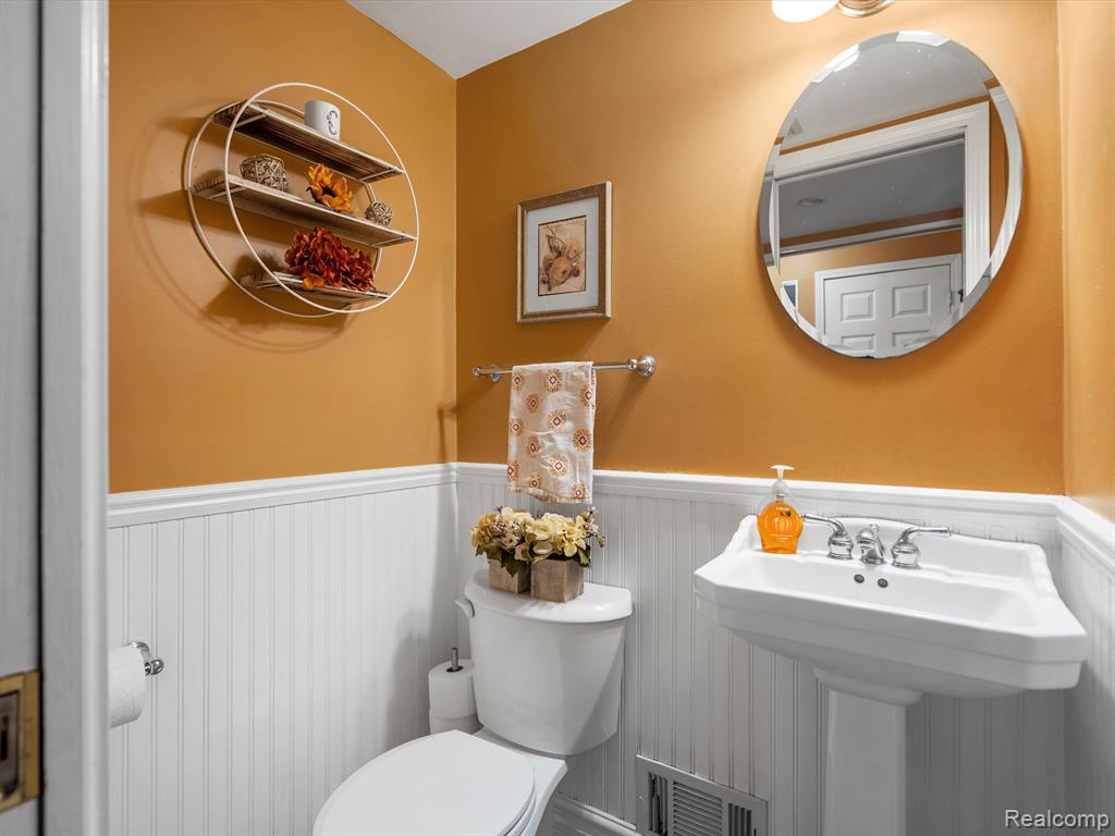 4872 LORE Drive, Waterford, MI 48329 — Photo 16