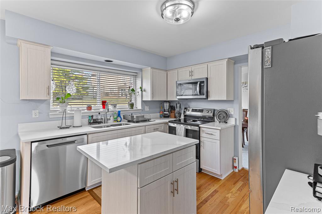 5492 Charrington Court, West Bloomfield, MI 48324 — Photo 14