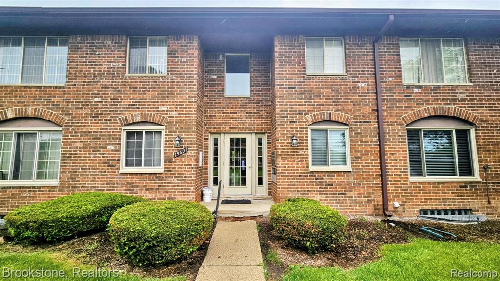 19601 W 12 Mile Road, 204, Southfield, MI 48076