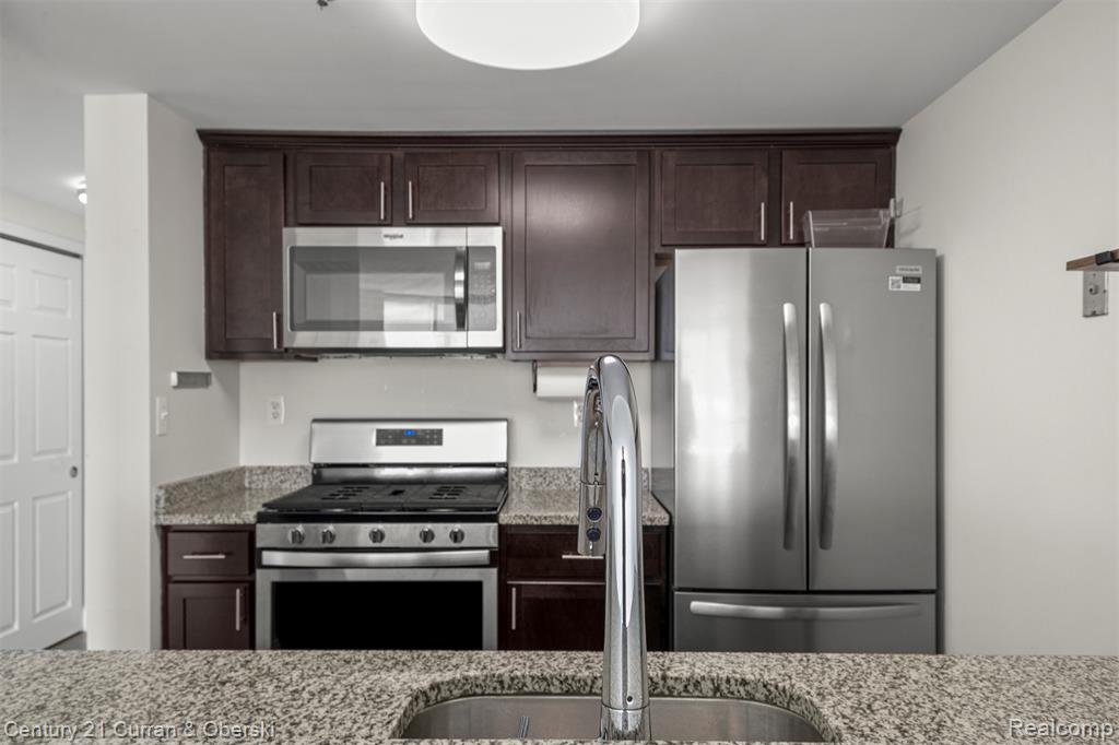 250 E Harbortown Drive, 708, Detroit, MI 48207 — Photo 18