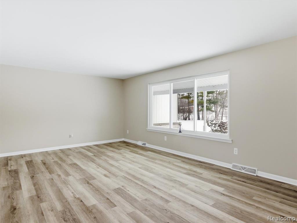 5837 Lakeshore Road, Fort Gratiot, MI 48059 — Photo 7
