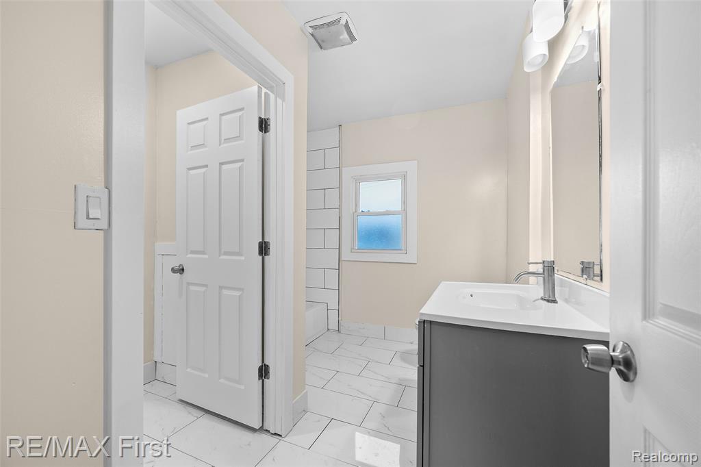 556 Leicester Court, Detroit, MI 48202 — Photo 15