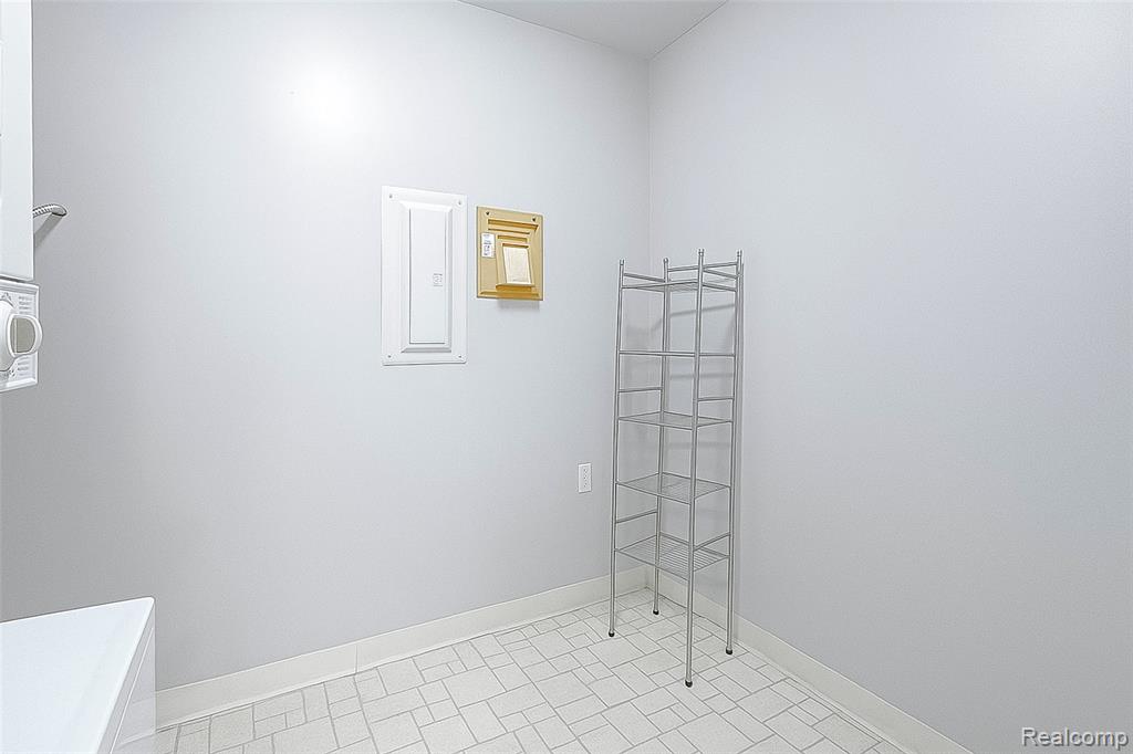 7590 MANOR Circle, Westland, MI — Photo 23