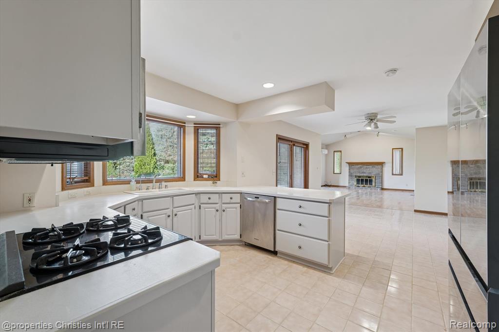 48818 Pebble Lane, Novi, MI — Photo 11