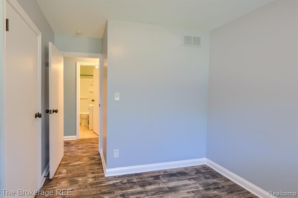 6230 Woodsdale Drive, Grand Blanc, MI 48439 — Photo 28