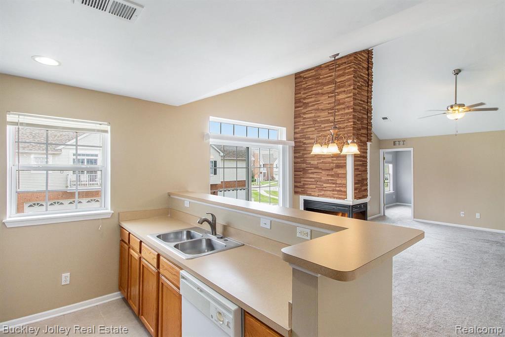 670 OLDE ENGLISH Circle, Howell, MI 48855 — Photo 12