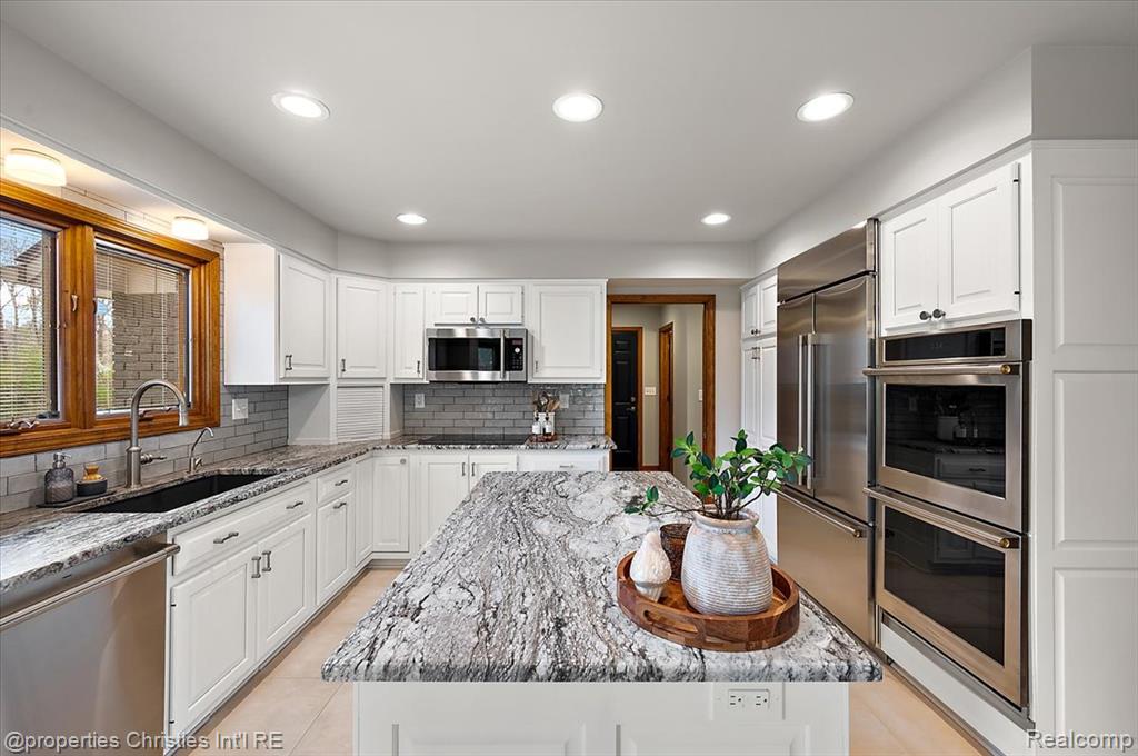 1071 Woodbridge Lane, Rochester, MI 48306 — Photo 12