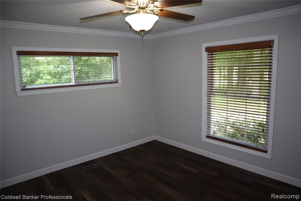 5435 S Sycamore Drive, Burton, MI 48509 — Photo 8