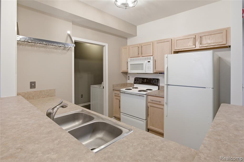 526 Red Oak Court, Walled Lake, MI 48390 — Photo 13