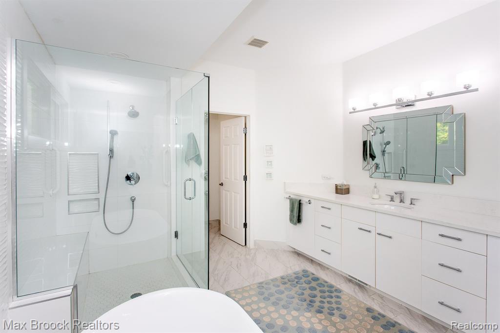 6524 Pleasant Lake Court, West Bloomfield, MI — Photo 38