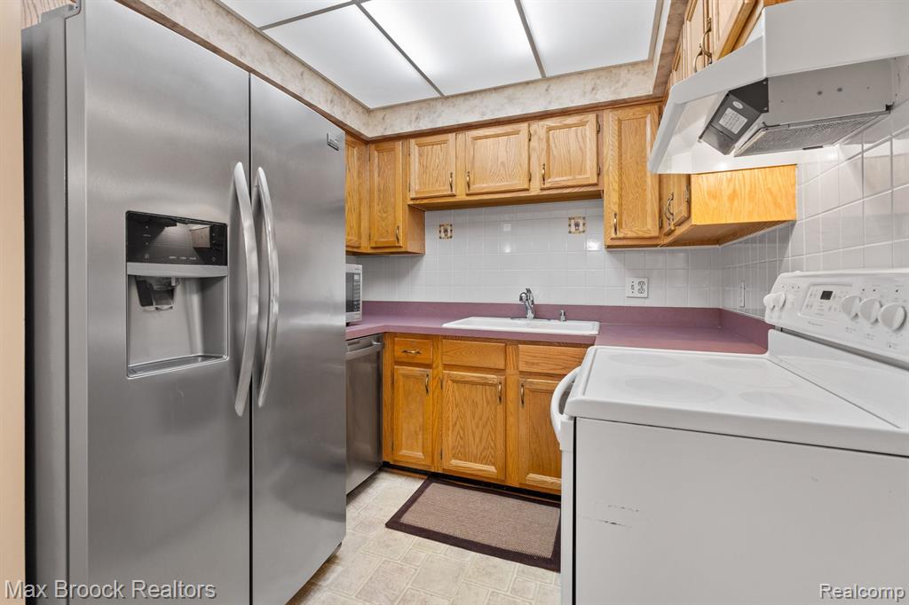 42255 OLD POND Circle, Plymouth, MI 48170 — Photo 6