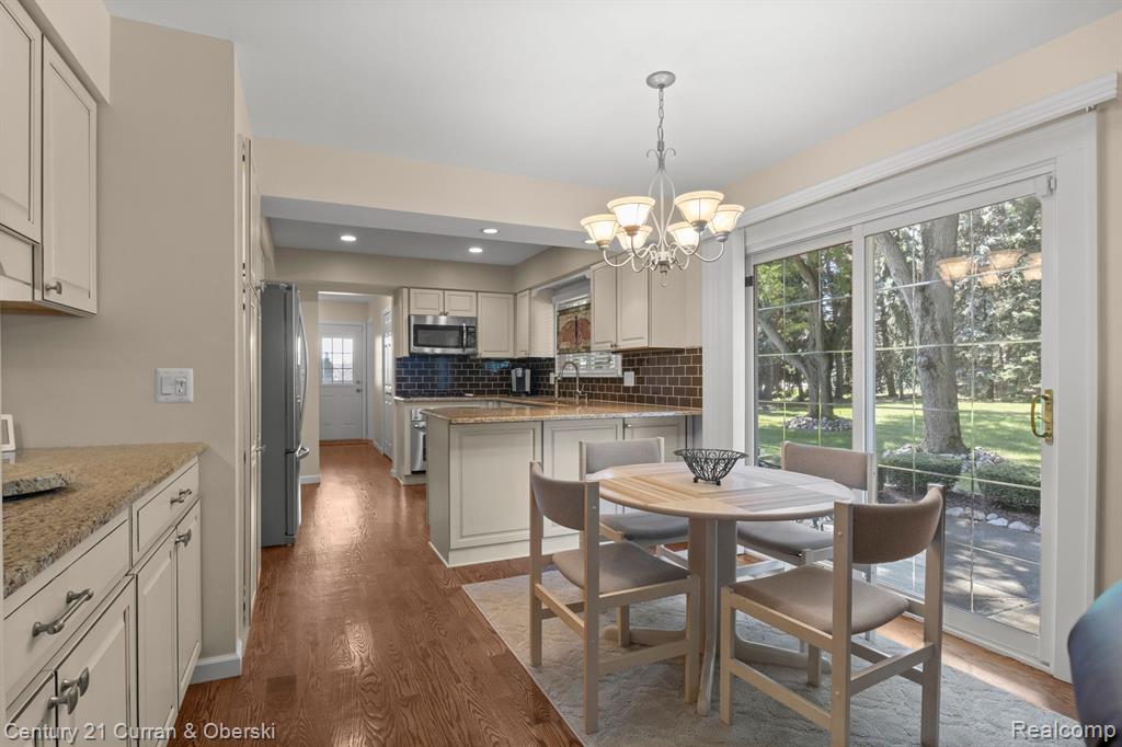 8821 NORTHAMPTON Drive, Plymouth, MI 48170 — Photo 17