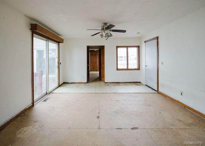 241 W CHESTNUT Street, Breckenridge, MI 48615 — Photo 9
