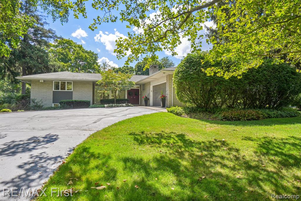 4415 Chisholm Trail, Bloomfield Hills, MI 48301 — front exterior