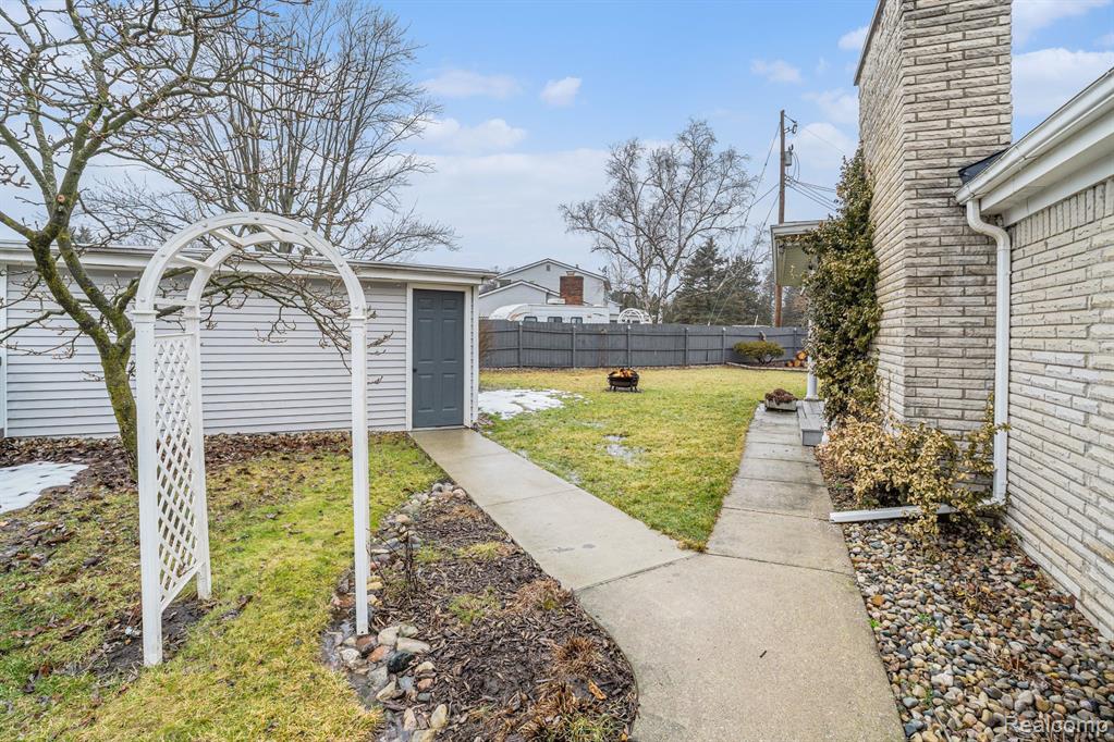 4361 Crestknoll Drive, Grand Blanc, MI 48439 — Photo 26