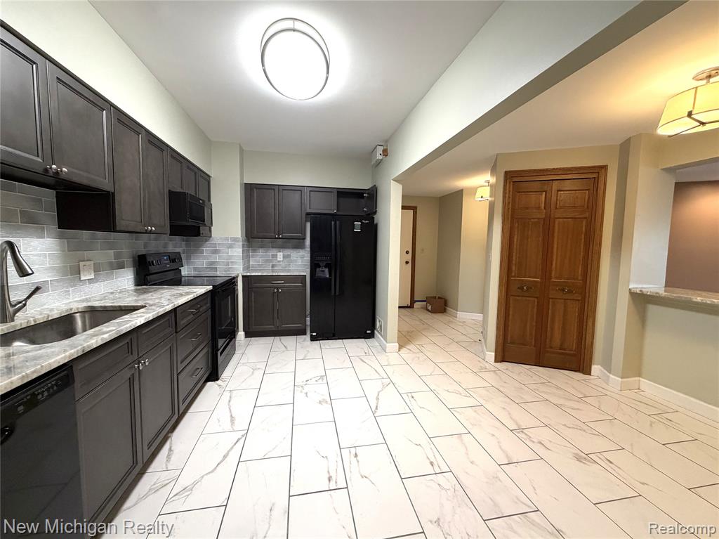 43000 12 Oaks Crescent Drive, 2033, Novi, MI 48377 — Photo 8