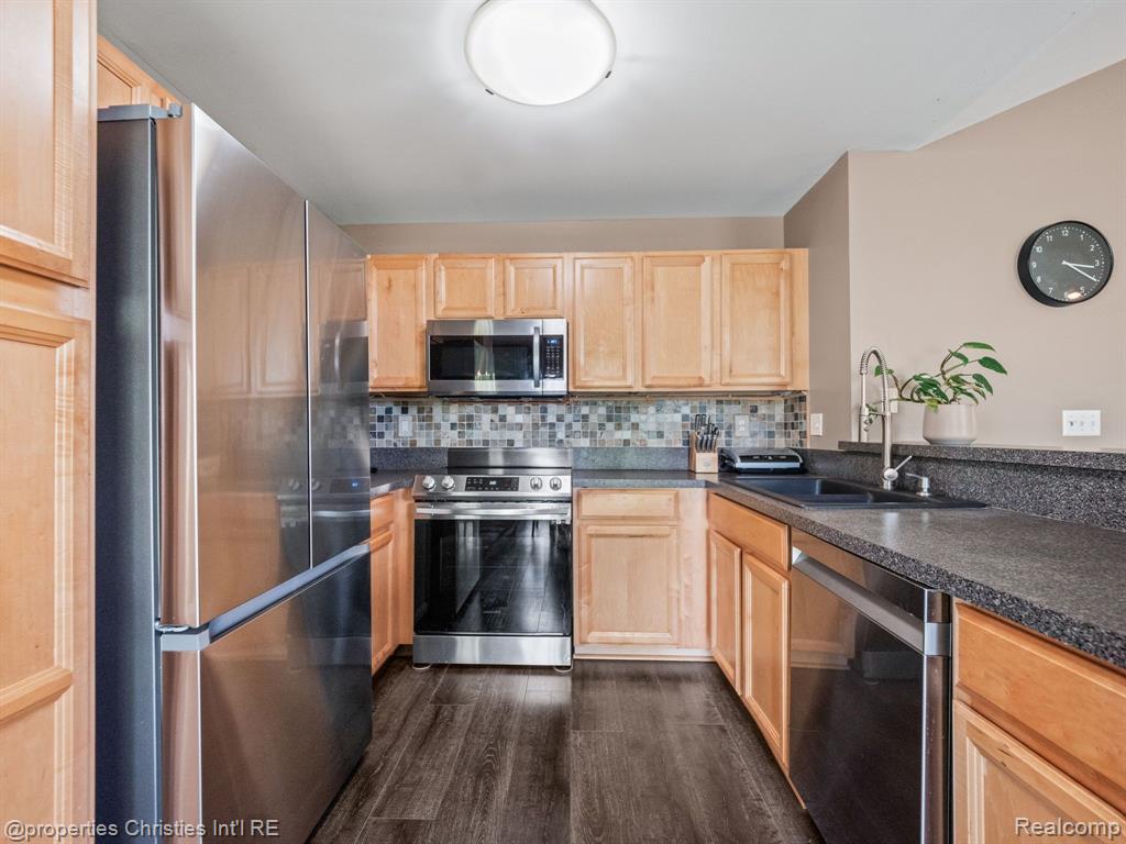 8201 CHESAPEAKE Circle, Walled Lake, MI 48390 — Photo 11