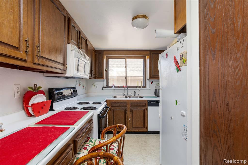 9871 Cambridge Court, South Lyon, MI 48178 — Photo 13