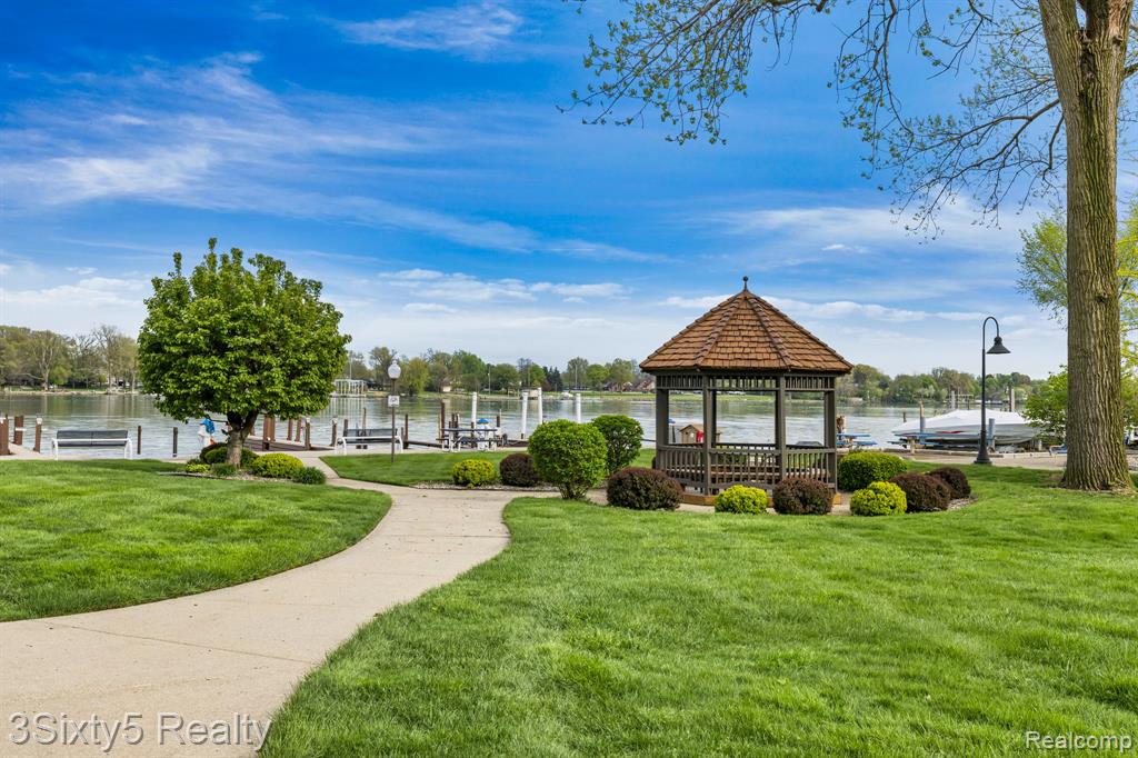 2465 RIVERSIDE Drive, 312, Trenton, MI 48183 — Photo 27