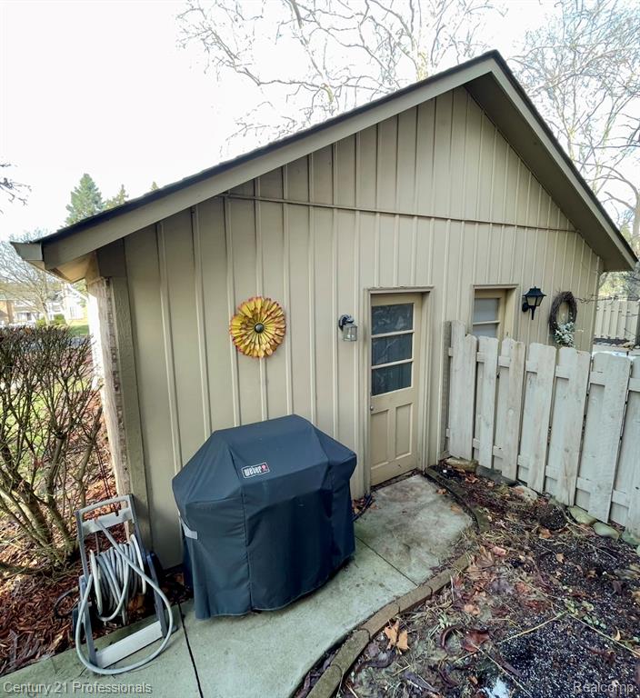 955 Sherwood Forest Drive, 52, Rochester Hills, MI 48307 — Photo 2