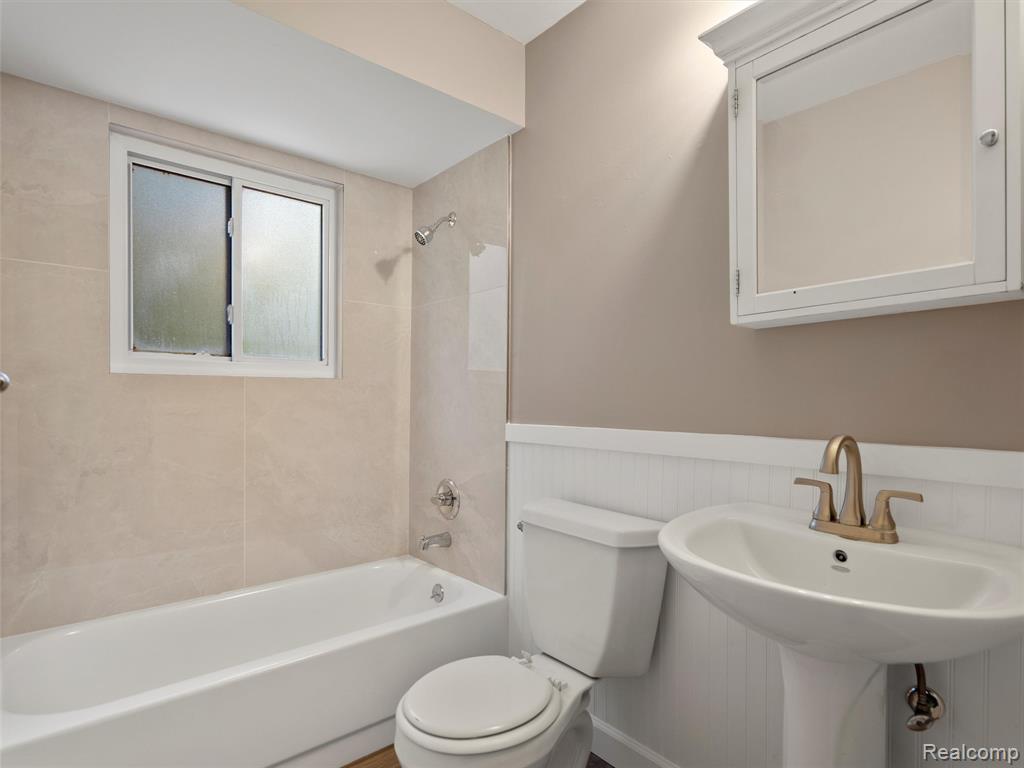 970 Golfview Drive, Lake Orion, MI 48362 — Photo 24