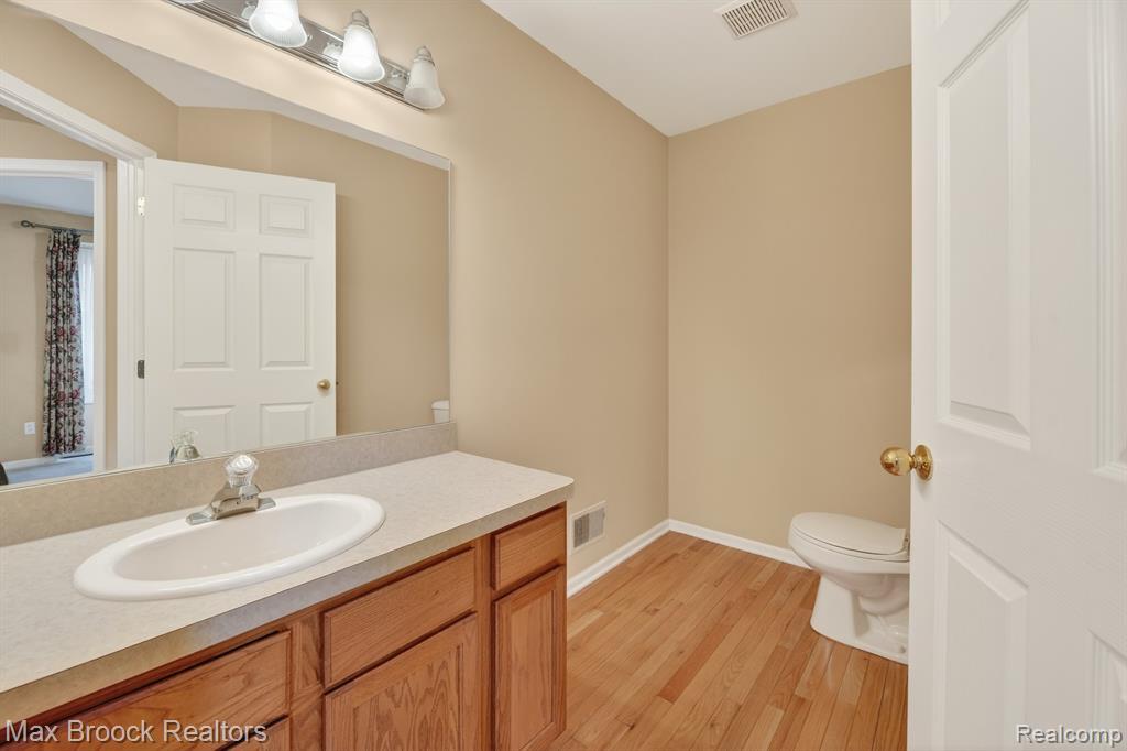 6166 Lochmore Drive, Commerce Twp, MI 48382 — Photo 9