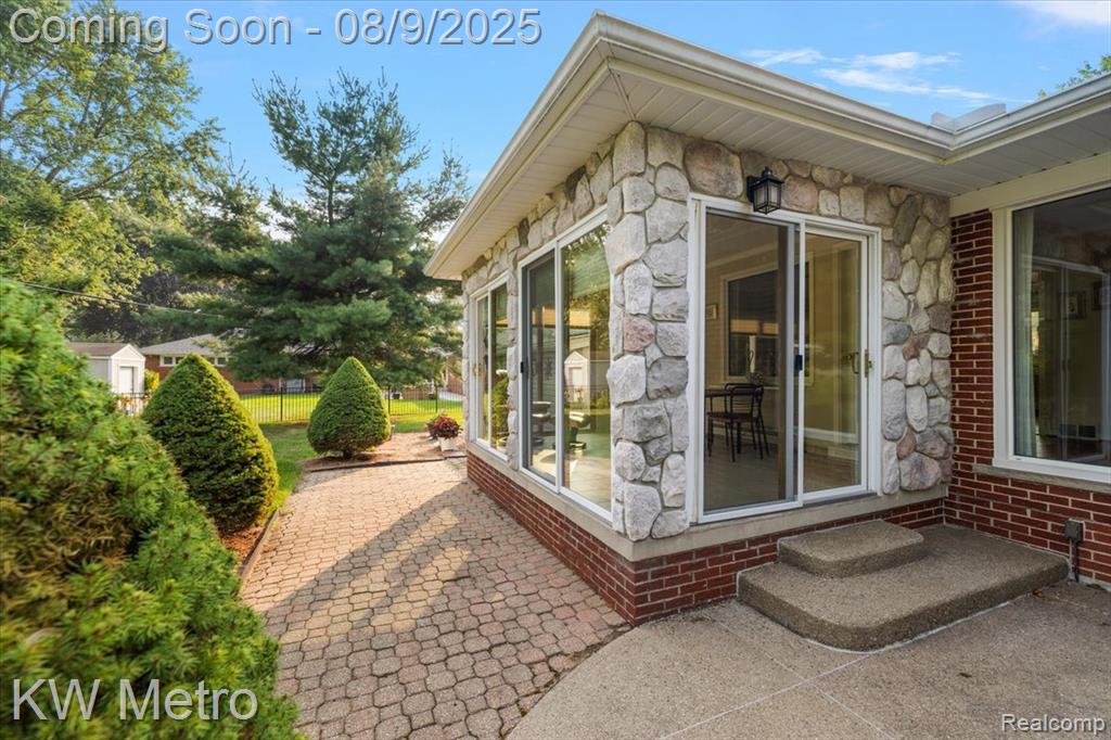 18241 Dunblaine Avenue, Beverly Hills, MI 48025 — Photo 12