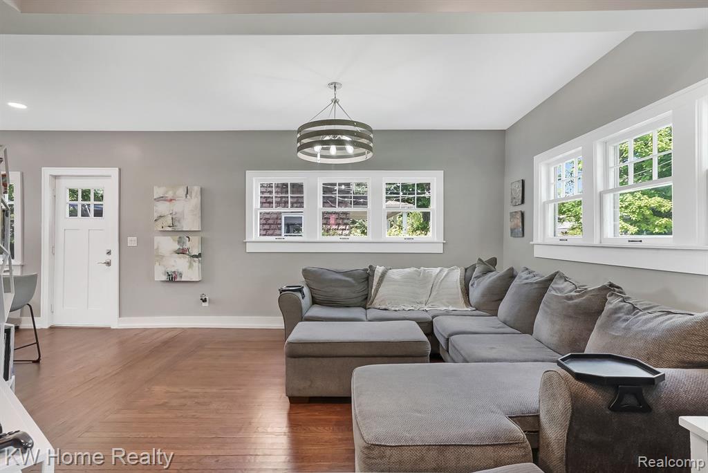 207 E SHERMAN Street, Holly, MI 48442 — Photo 3