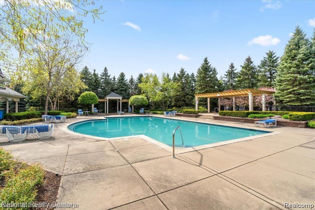7201 Farmingdale Lane, Walled Lake, MI 48390 — Photo 30