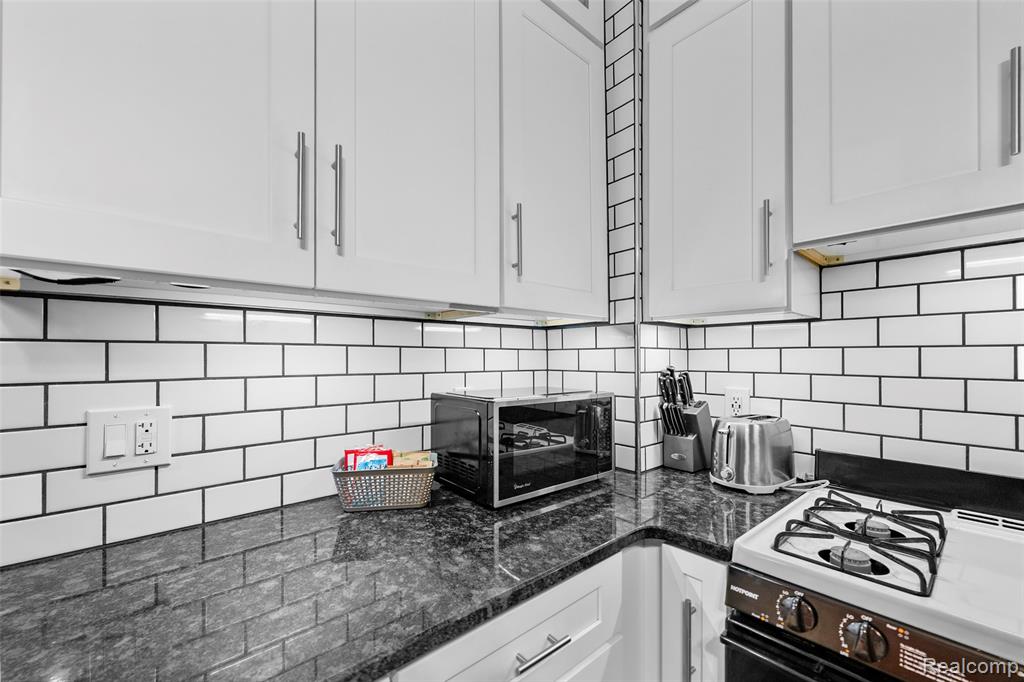 2257 Hewitt Street, Hamtramck, MI 48212 — Photo 8