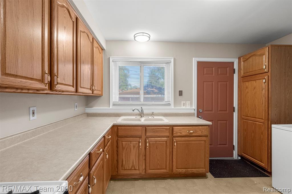 4479 Kingston Street, Dearborn Heights, MI 48125 — Photo 10