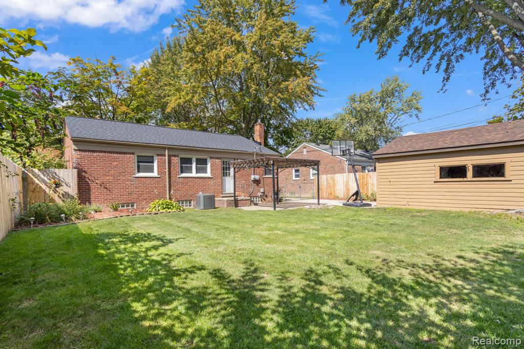 9950 HENRY RUFF Road, Livonia, MI 48150 — Photo 4