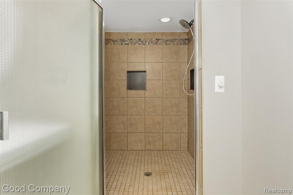 905 Parliament Avenue, Madison Heights, MI 48071 — Photo 21