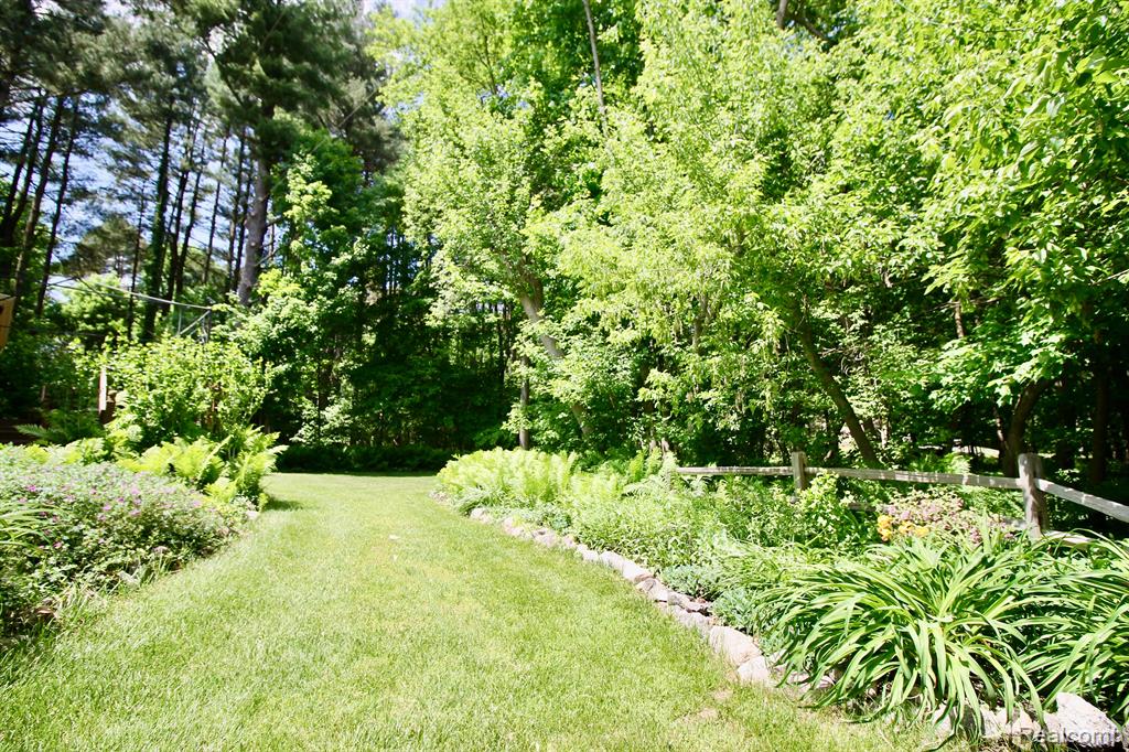 9296 Pine Hill Trail, Fenton, MI 48430 — Photo 32