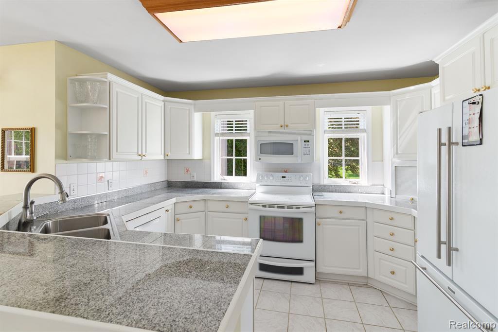 5218 HIGHPOINT Drive, Swartz Creek, MI 48473 — Photo 9