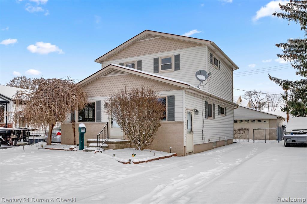 8054 ROBINDALE Avenue, Dearborn Heights, MI 48127 — front exterior