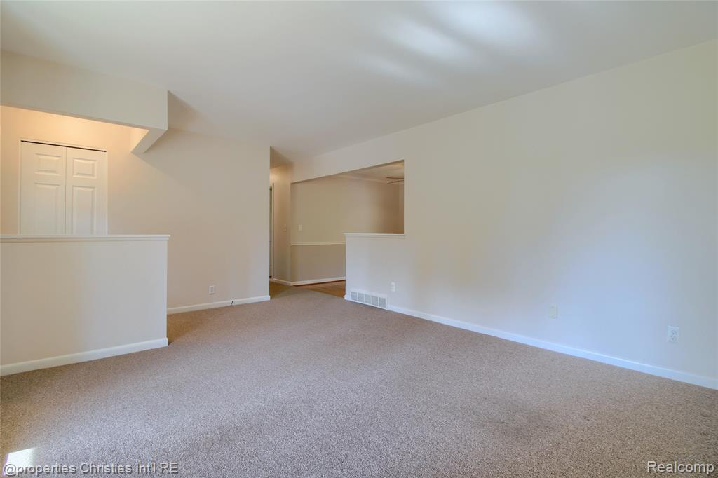 565 Center Ridge, South Lyon, MI 48178 — Photo 9