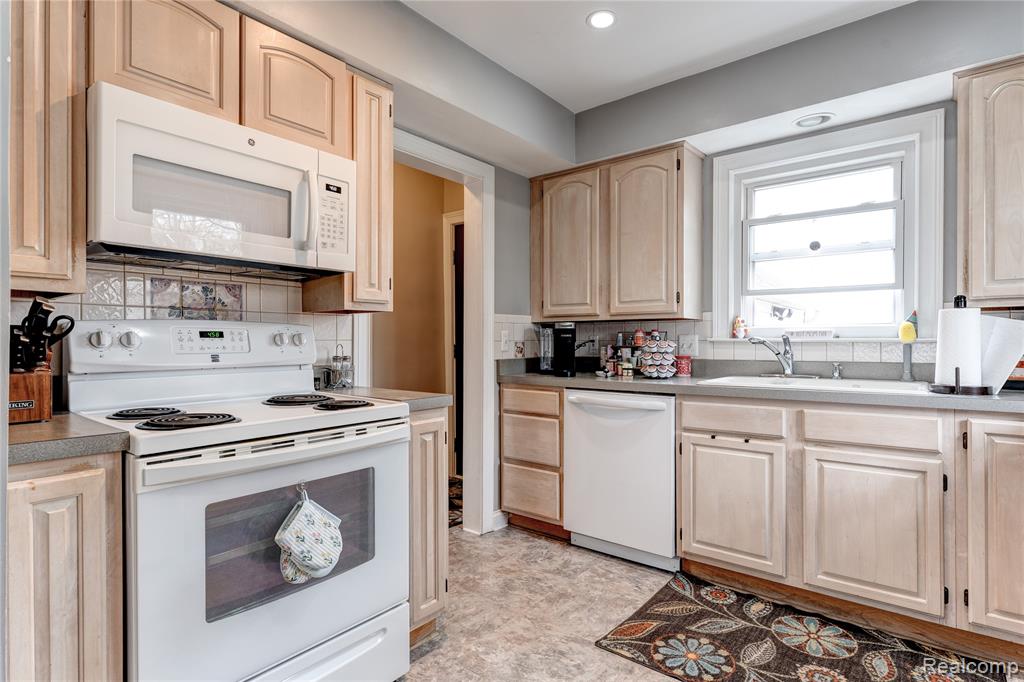 723 Globe Road, Waterford, MI 48328 — Photo 9