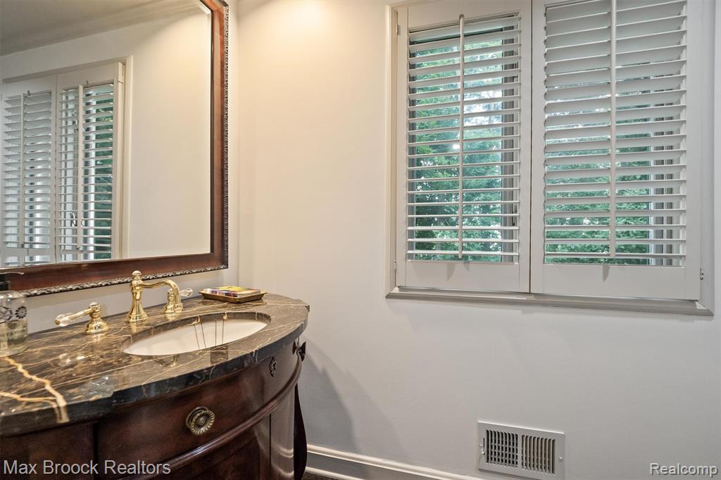 3333 W Shore Drive, Orchard Lake Village, MI 48324 — Photo 32