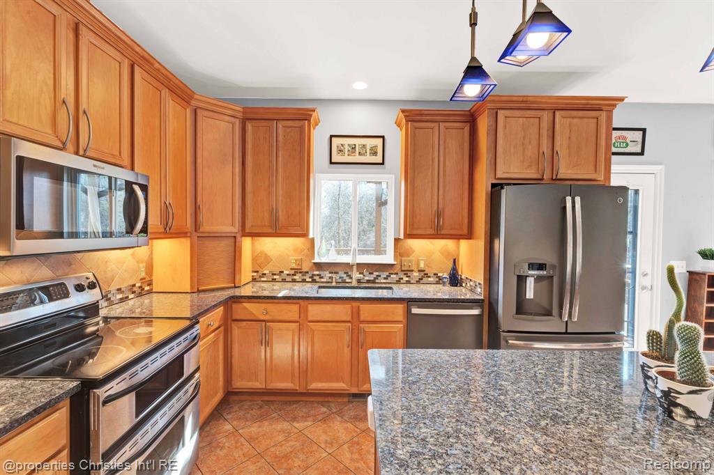 815 AMBERWOOD Street, Auburn Hills, MI 48326 — Photo 6