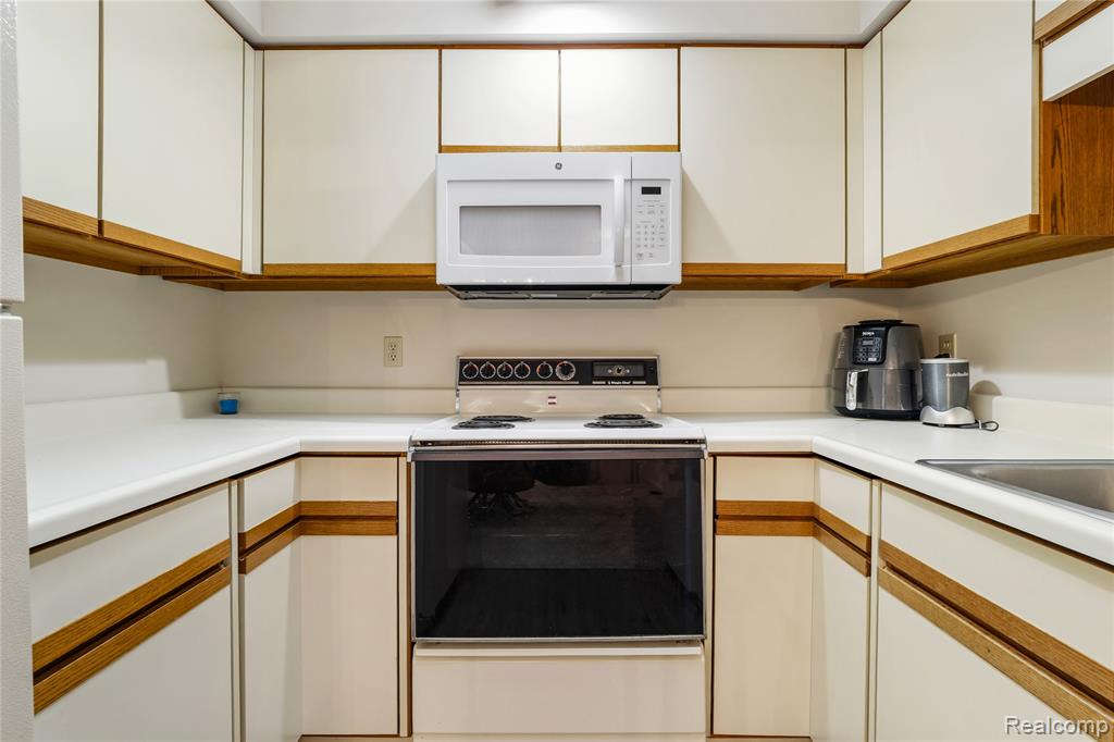 914 North Road, Fenton, MI 48430 — Photo 17