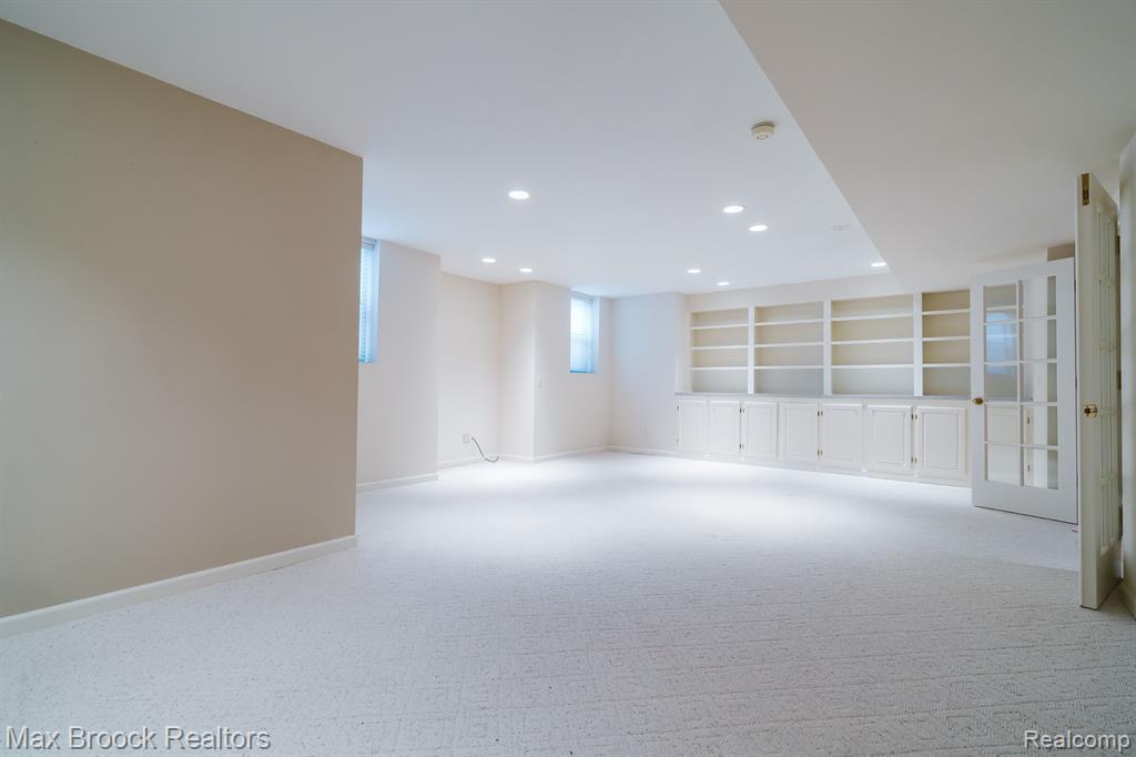 2426 HICKORY GLEN Drive, Bloomfield Hills, MI 48304 — Photo 32