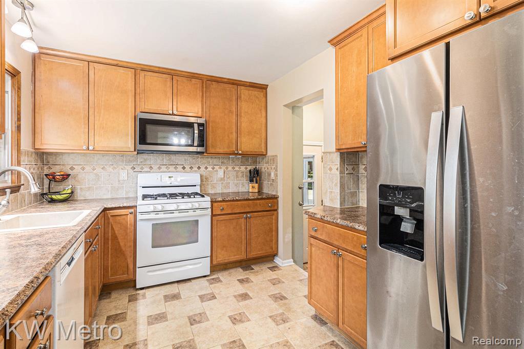 449 Shoreview Drive, Waterford, MI 48328 — Photo 13